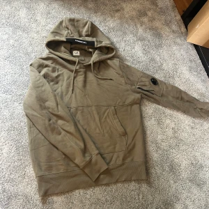 C.P. Company hoodie - Säljer denna cp company hoodie i riktigt bra skick, inga defekter eller liknande. Bara att skriva vid frågor🙌🏻