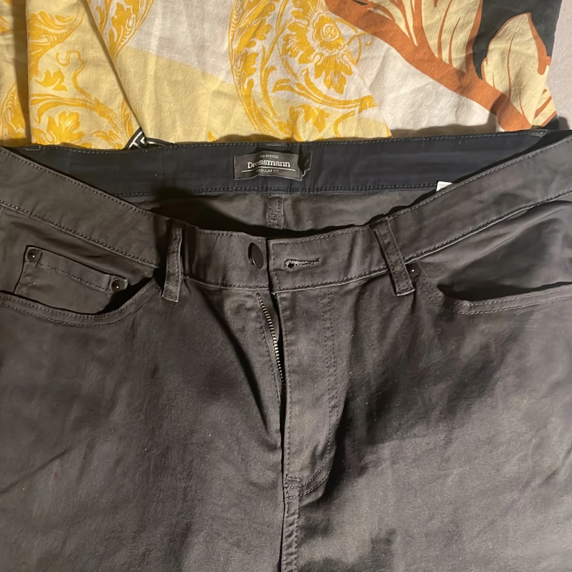 Svarta byxor från Dressmann Regular Fit