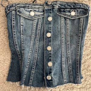 Jeanskorsett från ZARA med knappar  - Jättefin topp från Zara! Bara använd några gånger!