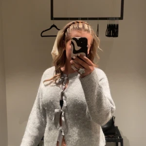 Grå kofta med rosetter från Gina Tricot - Ljus grå stickad tröja från Gina Young 