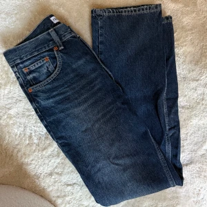 Mörkblå raka jeans från Zara - Snygga mörkblå jeans från Zara med klassisk femficksdesign och raka ben. Jeansen har kontrastsömmar och är tillverkade i ett robust denimtyg som ger en tidlös look. 