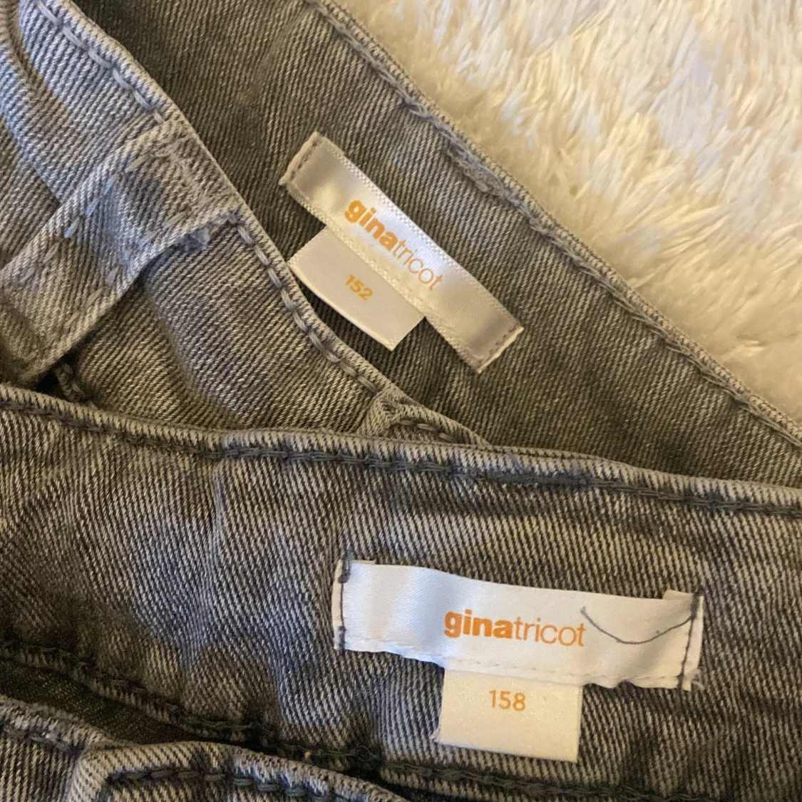 Grå bootcut jeans med detaljer. Båda jeansen för 500kr. - 4