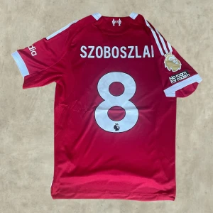 Liverpool 25/26 Home Kit ”Szoboszlai #8” - Liverpool Home kit inför 25/26 säsongen med SZOBOSZLAI #8 på ryggen, Storlek M passar även S  Kom gärna med bud och frågor, kan även sänka vid snabb affär 