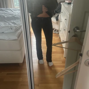 Svarta bootcut lowwaist jeans från Zara - Säljer ett par svarta lowwaist jeans från Zara i storlek 34. Säljer dessa eftersom de är försmå för mig. De är i bra skick och har inga tecken på användning. Nypris:400kr