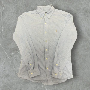 Ralph Lauren Oxford Skjorta - 📍Storlek:M  💪🏽Skick:Mycket bra   📐Mått:Längd:69cm:Axelbredd:41cm  📎Material:100%bomull  📦Skickar alltid inom 24h  💸Köp fler plagg för att få billigare pris  ✅Äkthetsgaranti