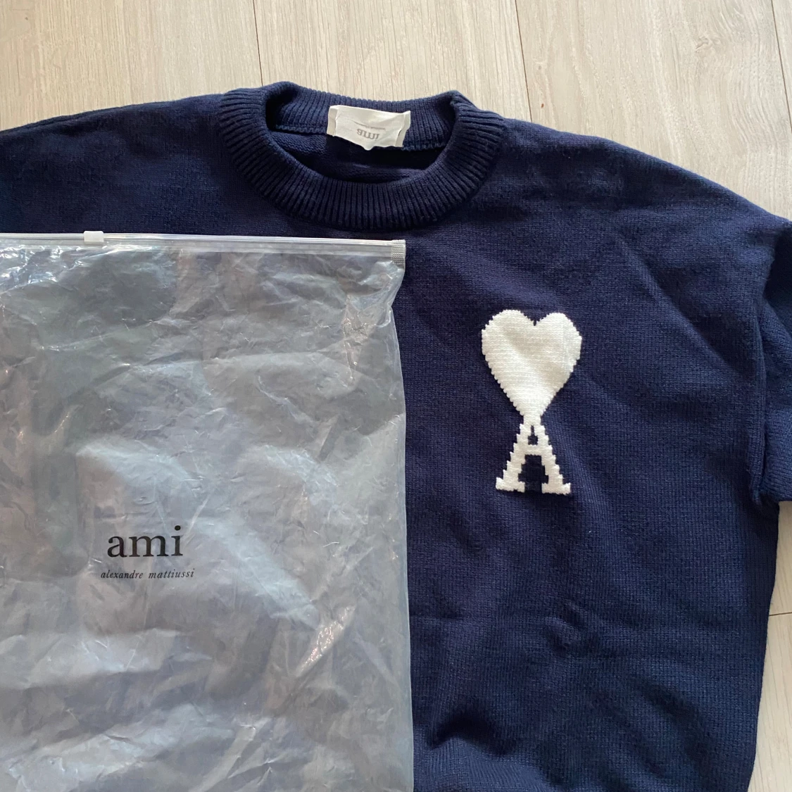 Mörkblå stickad tröja från Ami