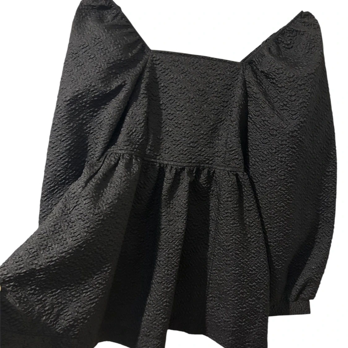 Svart blus med puffärmar och knyt - 1