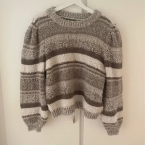 Stickad tröja - Så gosig stickad tröja från vero moda🫶🏼 den är inte alls sticksig och den är så fin nu till hösten🍂💋