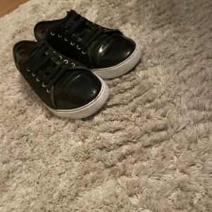 Lanvin skor  - Snygga svarta sneakers från Lanvin. Ingen dustbag eller box ingår. Lite defkter kolla bild 3. Ny pris 5000kr. Priset är diskuterbart!!