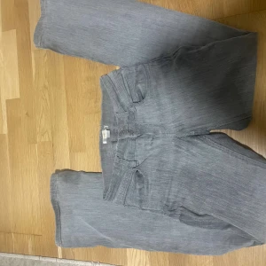 Grå jeans från Gina Tricot, storlek 32 - Snygga grå jeans från Gina Tricot. I väldigt bra skick. Det är lite slitet på rumpan men inte tydligt. Pris kan absolut diskuteras.