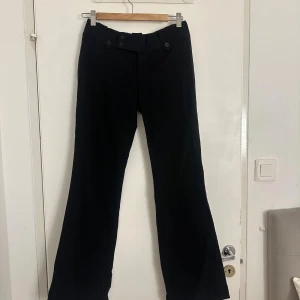 Lågmidjade kostymbyxor - Säljer mina lågmidjade kostym byxor från märket tigermist, de har använts flertals gånger vilket har gjort att de har blivit som små gummi trådar som sticker ut. Vet ej om de går att fixa eller inte. Syns inte mycket när de är på. (Inget håll). Super snygga och sköna att styla till olika outfits.byxorna kan behöva strykas med! De går hela vägen ner till marken jag är 168 ungefär!💕hund finns i hemmet!