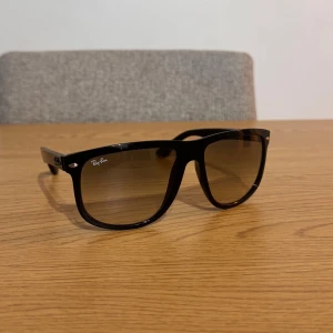  Ray-Ban boyfriend solglasögon - Väldigt bra skick endast en liten repa på glaset vilket ni kan se på sista bilden.