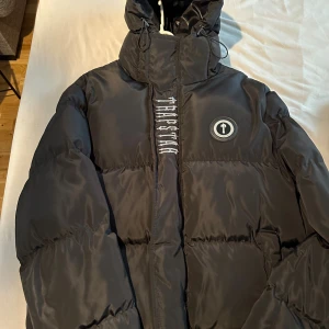 Svart pufferjacka Trapstar S - Trapstar pufferjacka i svart väldigt bra skick 