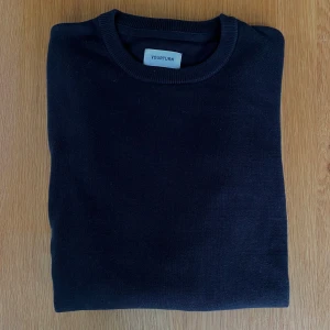 Svart stickad tröja från YOURTURN - Svart tröja från YOURTURN. Finns även i beige.   Rensar ur min garderob från en hel del oanvända kläder🌼 Om du ser något mer i min profil som du gillar så skickar jag med det till dig också!😊 Fler kläder kommer! 