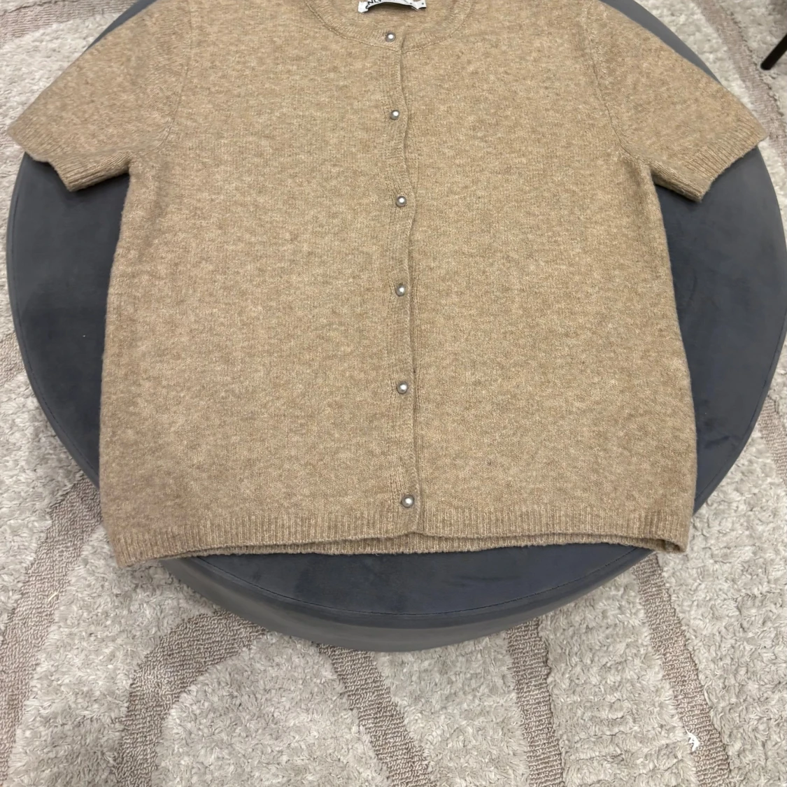 Beige stickad kofta med kort ärm och pärlknappar - 1