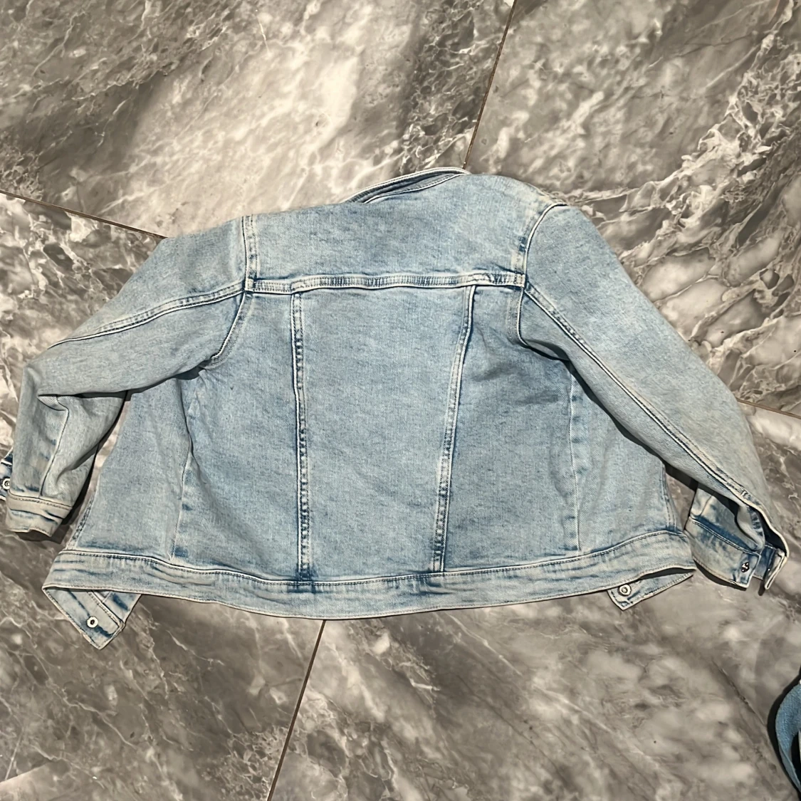 Ljusblå jeansjacka från &Denim - 3