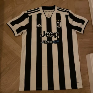 Äkta Juventus randig matchtröja Adidas M - Juventus officiella matchtröja från Adidas i svart och vitt med klassiska ränder. Tröjan är värd ca 1200kr. Jag säljer den för att jag har andra fotbollströjor jag använder oftare