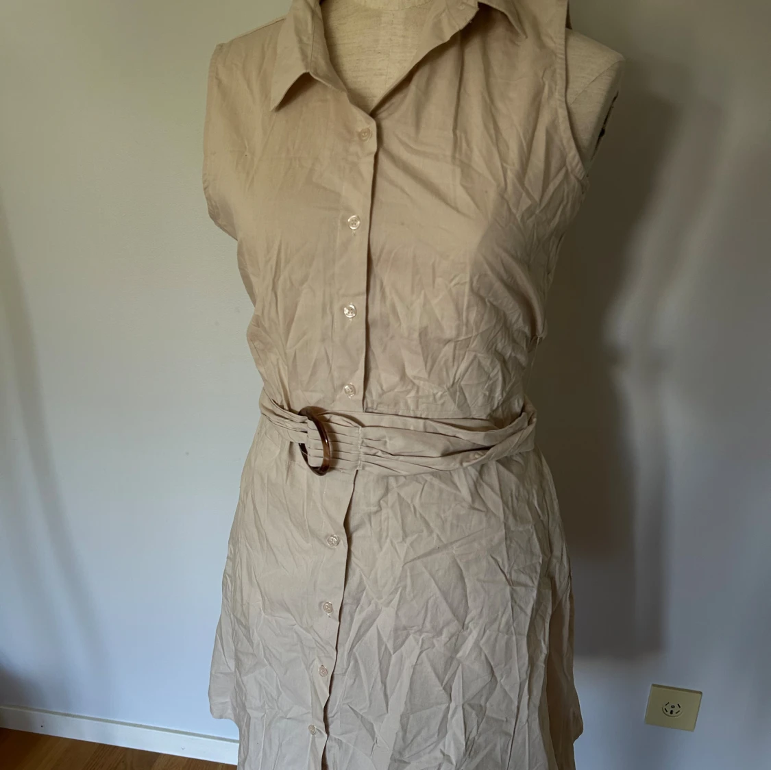 Beige ärmlös skjortklänning med bälte