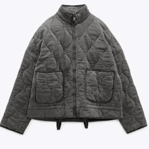 Grå quiltad jacka med dragkedja - Snygga jacka till hösten som är varm! Den passar både xs/s. 