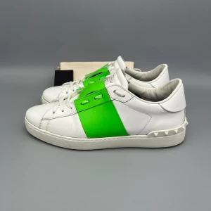 Valentino Open Neongrön - • Skorna är sparsamt använda och i fint skick   • Storlek: 41.5 (PASSAR 42-42.5)  • Färg: Neongrön  • Nypris i butik: ~7000SEK  • Dustbag & valentino kort medföljer 