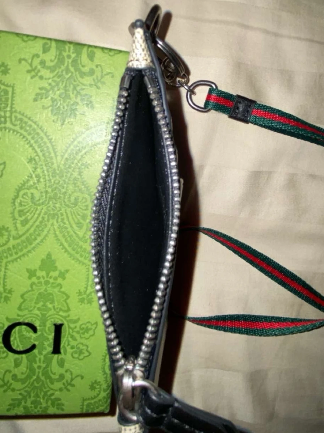 Beige plånbok med orm och monogram - 4