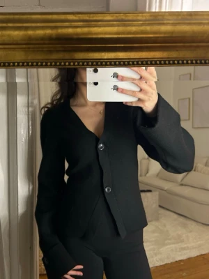 Figursydd kofta/tröja - Superfin figursydd kofta från Gina i strl s. Mycket bra skick, knappt använd. Säljer även en i beige (strl xs)❤️