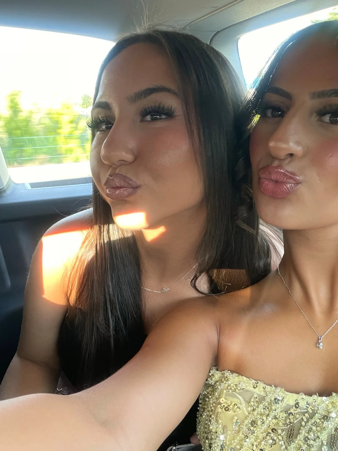 Ljusgul långklänning med paljetter - 2