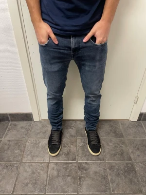 Replay Anbass - Feta mörkblå jeans från Replay. Modell Anbass. Mycket bra skick. Modellen är 173cm, 64kg. Pris kan diskuteras!:)