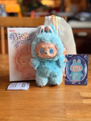 Pop Mart The Monsters Labubu Big into Energy Hope - Magiskt blå Labubu Hope från Pop Mart The Monsters – Big into Energy-serien. Figuren är helt ny, endast öppnad i botten för fotografering. Inköpt från PopMarts officiella AliExpress-butik. Lådan tejpas igen innan jag skickar den och packas säkert.