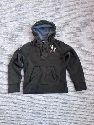 Abercrombie Hoodie - Hoodie från Abercrombie & Fitch | Storlek xs! |  Bra skick | Säljes billig pga att den är liten i storlek! 