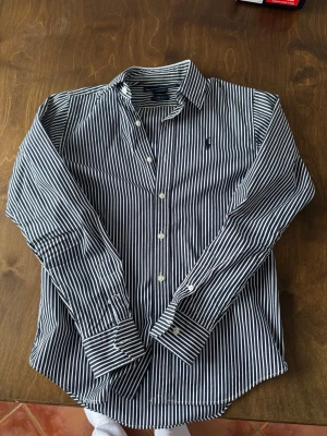 Ralph lauren skjorta - Tja! Säljer en otroligt fin skjorta från Ralph lauren! Skjortan är slim fit och har ett mönster som ingen annan. Storlek S egentligen men liten i storleken därav passar XS mycket bättre! 