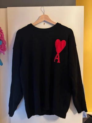 Svart stickad tröja Ami Paris - Svart stickad tröja från Ami Paris. Använd 2 gånger, så nästan helt ny, äkta 