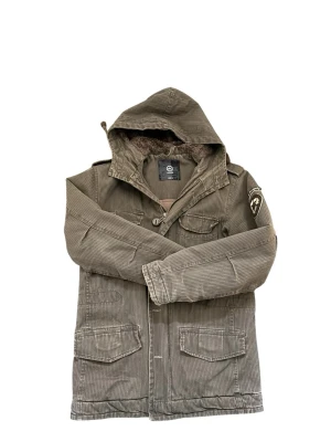 Vintage Jacka - Säljer denna riktigt feta jacka, jackan kan användas i vinter och tidig vår!