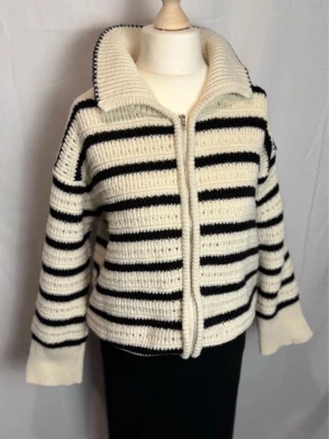 Jättefin stickad tröja med dragkedja - Jättefin randig stickad tröja med dragkedja och krage🖤🤍 Mjukt och skönt material, sticks ej! Jättefint skick🤩