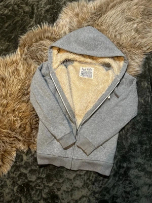 Fodrad kofta  - Tjena, säljer denna sjukt feta fodrade koftan i strl small. Riktigt bra skick perfekt för dig som vill hålla dig varm men ändå sticka ut ur mängden, tveka inte på att höra av er vid minsta fundering// Eskil