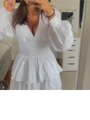 Showpo klänning  - säljer en sååå fina showpo klänning. Helt slutsåld på hemsidan, köptes för 1100 & endast använd 1 gång! Storlek 34. Perfekt studentklänning💌