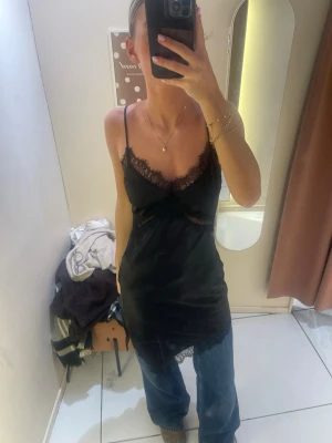 Klänning - Asymmetrisk spets klänning i storlek S från GinaTricot 🖤Endast använd en gång!❤️‍🔥