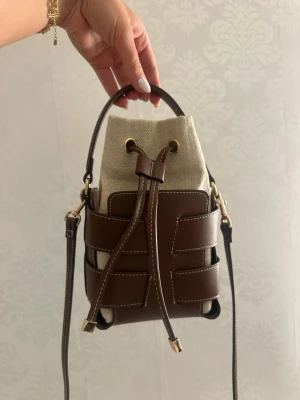 Trendig hm väska - Säljer min trendiga hm väska. Använt den 1-2 gånger men inte kommit till användning efter de. Super fint skicket är dessama som när jag beställde hem den online från hm. Hundhår kan finnas på väskan.🤎