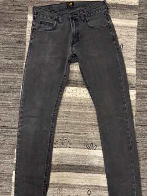 Gråa jeans från Lee - modell LUKE. 
