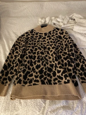 Leopard tröja leopard 🐆  - Snygg stickad tröja från NA-KD i beige med svart leopardmönster. Super skön verkligen!🙏🏼😍 I jätte fint skick! Går upp lite i halsen, skriv om man vill ha bilder på😊🫰🏼🐆