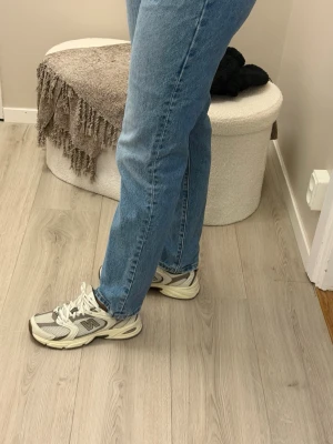 Levis jeans 501 - Säljer dessa Levis 501 jeans. W 27 L30. Fint skick! Jag är 172cm och brukar ha storlek s/36 