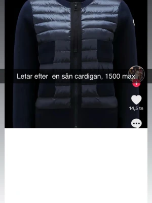 Mörkblå quiltad cardiganjacka - Snygg mörkblå cardiganjacka med quiltade partier framtill och släta ärmar. Jackan har dragkedja och två fickor på bröstet. Perfekt för lager-på-lager och en stilren look.