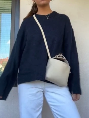 Mörkblå stickad tröja - Stickad tröja i mörkblått från Gina i strl S men passar nog XS och M också!