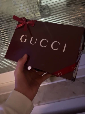 En Snygg Beige axelväska  - En snygg liten axelväska med mönster på som passar riktigt bra till sommaren