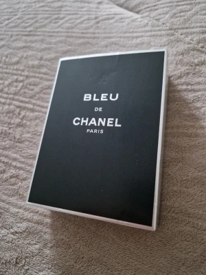 Bleu de Chanel parfym - Bleu de Chanel är en elegant herrparfym från Chanel. Förpackningen är stilren och svart med vit text och har en lyxig känsla. Parfymen är känd för sin fräscha, träiga och maskulina doft som passar perfekt för dig som vill ha något klassiskt och modernt.