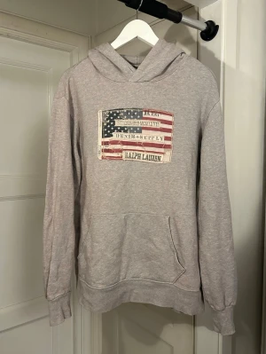 Ralph Lauren denim hoodie  - En riktigt snygg Ralph Lauren denim hoodie | Storlek: M | Inga defekter | Kan fixa med bättre ljus | Skriv om du har funderingar | 