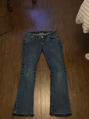 Blå bootcut jeans från LTB - Säljer ett par blå bootcut jeans från LTB, modell Valerie. St w24 L30 och dom är upp sprättade längst ner. Pris kan diskuteras💕