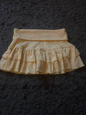 Gul volangkjol med inbyggda shorts  - Gul minikjol från shein. 