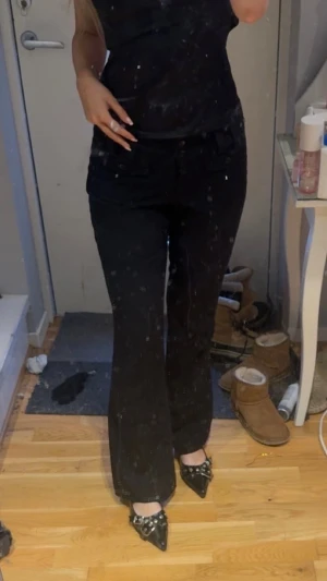 Svarta bootcut kostymbyxor  - Säljer ett par svarta bootcut byxor med låg midja och klassisk femficksdesign. Byxorna har en snygg, figurnära passform upptill och släpper ut lite vid benen. Perfekta till sneakers eller klackar för en trendig look. Köpt i Australien på känt märke Glassons