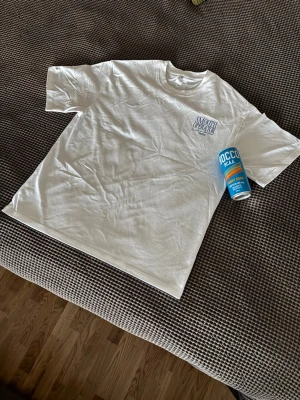 Clean T-shirt  - Vit t-shirt från French Collection med tryck i blått både fram och bak. Klassisk passform med rund hals och korta ärmar. Stort tryck på ryggen och mindre tryck på bröstet. Perfekt för en avslappnad och stilren look. Den är helt ny och vi skickar den inom en vecka!